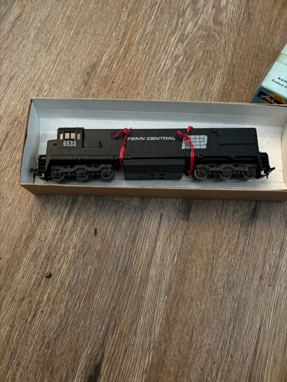 Athearn HO Penn Central Engine Locomotive 6533 Railroad Train display Powered